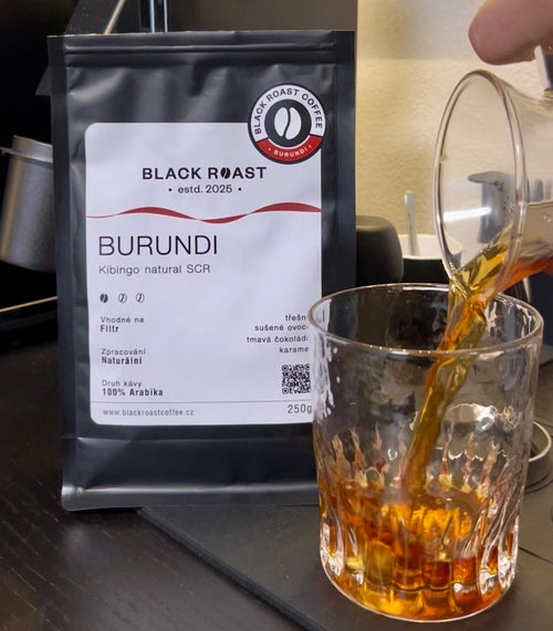 Nalévání kávy do skleničky